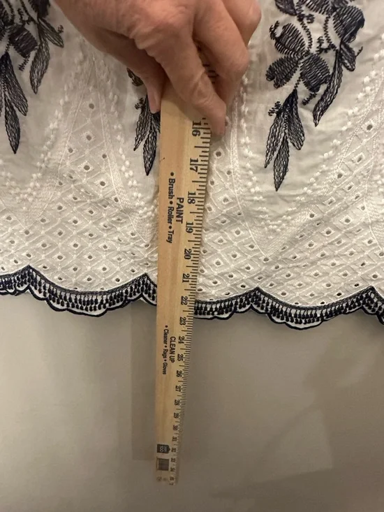 Kindred white boho top featuring navy blue floral embroidery Size 1X - Picture 5 of 8